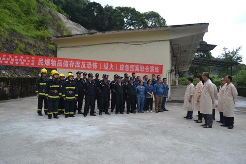 海峽科化龍巖三家單位聯(lián)合舉行民爆物品儲(chǔ)存反恐怖（縱火）應(yīng)急預(yù)案演練。 葉莉攝[2].jpg