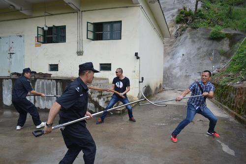 海峽科化龍巖三家單位聯(lián)合舉行民爆物品儲(chǔ)存反恐怖（縱火）應(yīng)急預(yù)案演練。圖為保衛(wèi)人員與暴恐嫌疑人搏斗��?葉莉攝[2].jpg