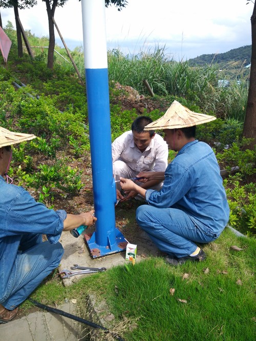 臺(tái)風(fēng)過(guò)后海峽科化龍巖分公司機(jī)修車(chē)間黨員齊力搶修故障路燈2。廖文毅 鐘強(qiáng)光攝[2].jpg