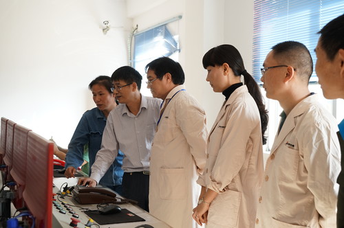 葉莉：吳彩洪董事長到龍巖分公司調(diào)研。圖為深入江山乳二車間試驗線中控室查看，與技術(shù)方負責人親切交��?[2].jpg