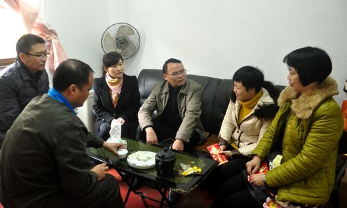 機電控股集團陳伯煒副總一行節(jié)前深入?？朴来悍止疚繂柣疾÷毠?。(陳宏金)[2].jpg