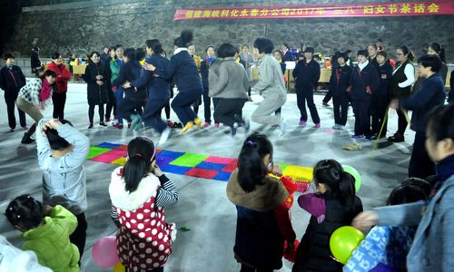 永春分公司三八節(jié)活動(dòng)：光腳跳“指壓板”。（陳宏金）[3].jpg
