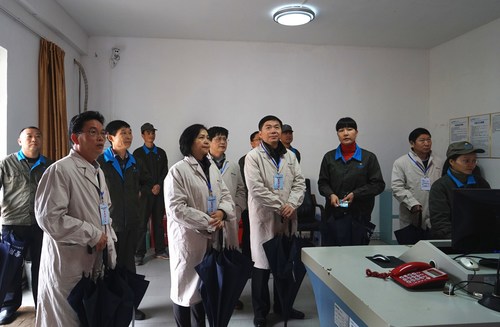 省國資委第二外派監(jiān)事會主席林志坤到海峽科化龍巖分公司調(diào)研。圖為調(diào)研組深入車間監(jiān)控室。葉莉攝[3].jpg
