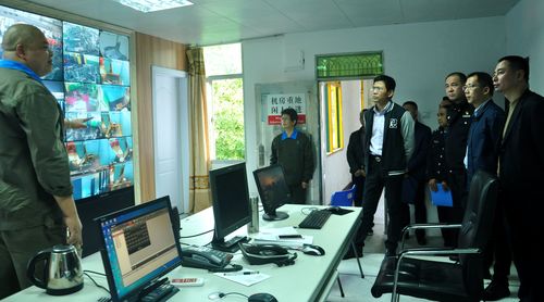 陳宏金：泉州市公安局到部門到永春分公司檢查安全維穩(wěn)工作，圖為在主監(jiān)控室察看生產(chǎn)情況。[3].jpg