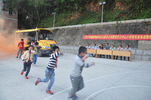 陳宏金：永春分公司與坑仔口小學(xué)聯(lián)合舉行校車應(yīng)急演練。（）[3].jpg