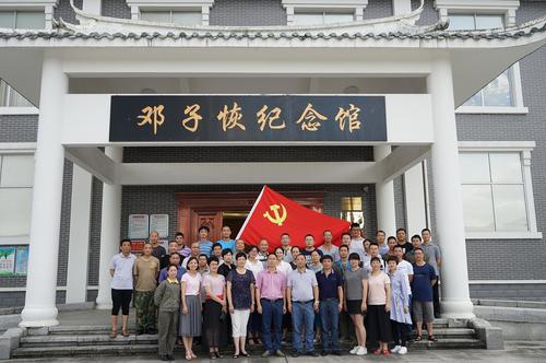 龍巖分公司七一期間開展“七個一”主題實踐活動。圖為黨員參觀鄧子恢紀(jì)念館1 葉莉攝.jpg