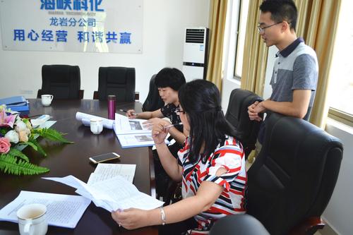 公司黨委副書記鄭慶樟帶隊(duì)到龍巖分公司開展黨建工作半年檢查。張力燕 攝.jpg
