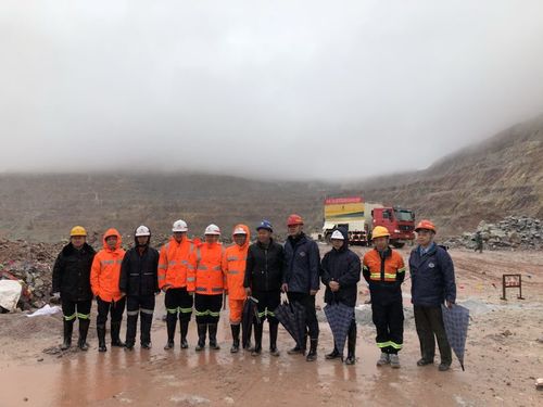 劉亞?wèn)|、邱志峰-富興建設(shè)上杭分公司膠狀乳化炸藥混裝車項(xiàng)目正式投產(chǎn).jpg