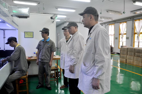 （建議采用）陳玉�?機(jī)電（控股）公司黨委委員、副總經(jīng)理陳伯煒一行深入電子雷管生產(chǎn)線檢查_調(diào)整大小.JPG
