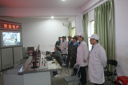 陳劍鋒：省機(jī)電控股公司黨委委員、副總經(jīng)理陳伯煒一行深入龍巖分公司生產(chǎn)一線進(jìn)行檢查~1.jpg