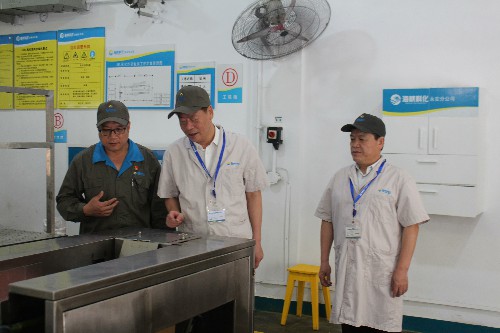 永安分公司賴寶祿：林心鑾深入車間項目技改試生產運行情況與智能化機器人裝車系統(tǒng)~1.jpg