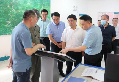 格式工廠省機電控股公司黨委副書記、總經(jīng)理董飛龍，黨委委員、副總經(jīng)理吳大文一行到海峽科化永安分公�?.jpg