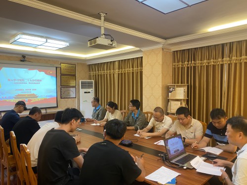 格式工廠烽林陳濤：海峽科化公司黨委委員、副總經(jīng)理張賢鋒到烽林分公司科二黨支部上專題黨課1.jpg