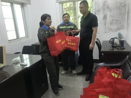 格式工廠民化建設(shè) 林江�?海峽科化公司黨委委員、副總經(jīng)理祁忠清到民化建設(shè)公司開展夏送清涼活�?.jpg